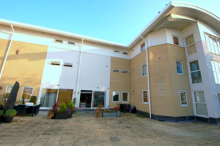 1 Bedroom Flat To Rent In Dukes Court, Queensmead, Farnborough, GU14