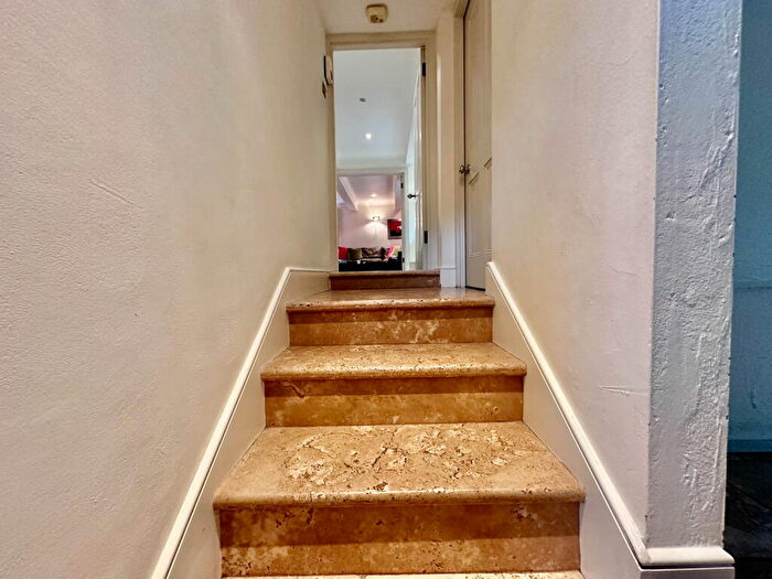 4 Bedroom Detached House For Sale In Glebe Lane, Barnet, EN5