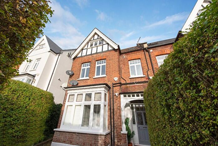 2 Bedroom Apartment For Sale In Onslow Gardens, London, N10