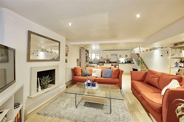 3 Bedroom Flat To Rent In Summerley Street, London, SW18