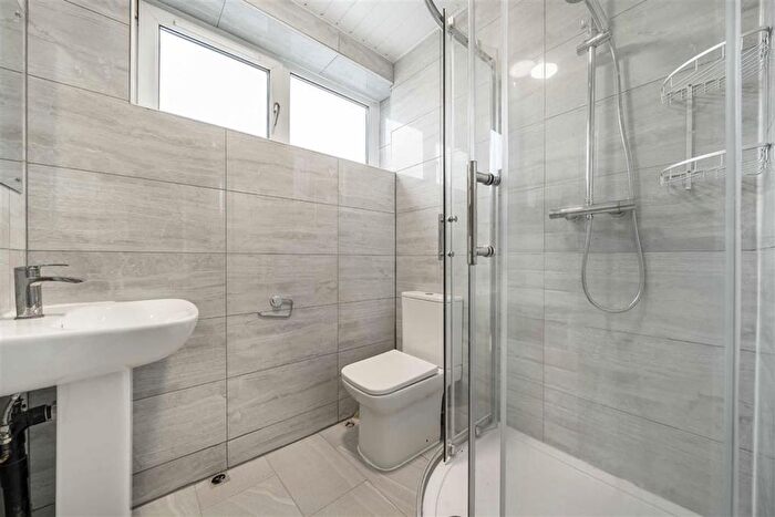 3 Bedroom Flat To Rent In Dennett's Road, London, SE14
