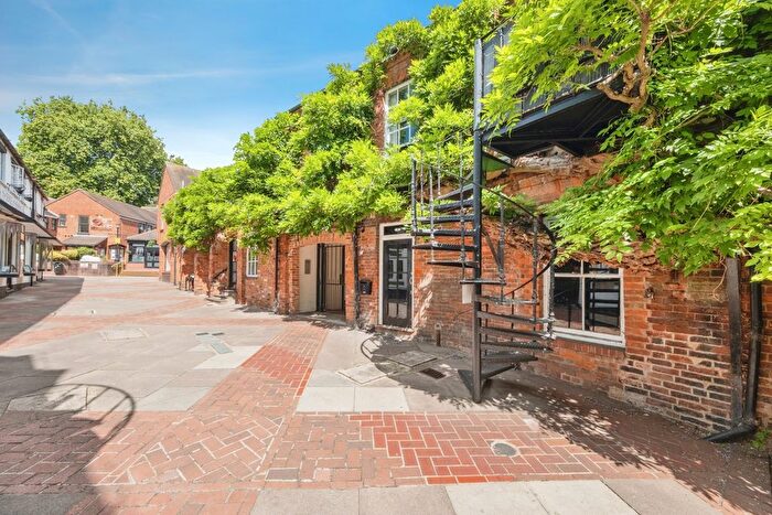 2 Bedroom Flat For Sale In High Street, Banbury, Oxfordshire, OX16