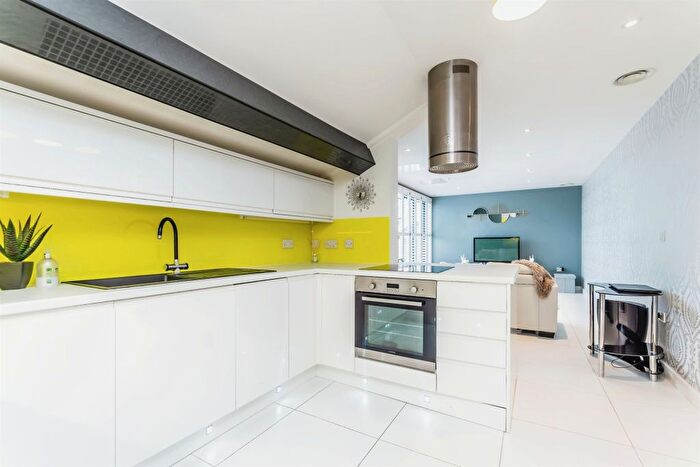 2 Bedroom Flat For Sale In Cantelupe Road, East Grinstead, RH19