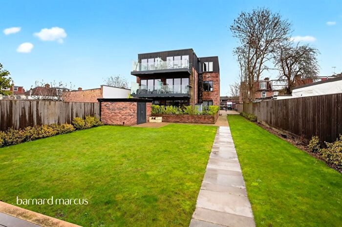 2 Bedroom Flat For Sale In Woodhouse Road, London, N12