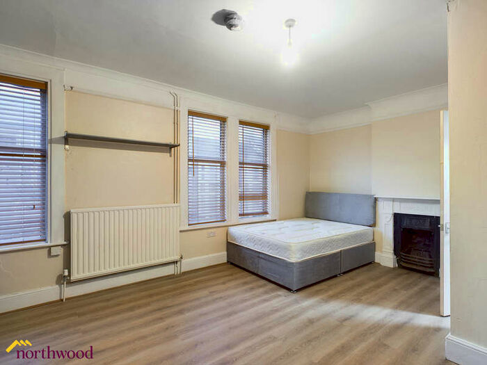 1 Bedroom House To Rent In Room 5 Middleton Road - En-suite, OX16