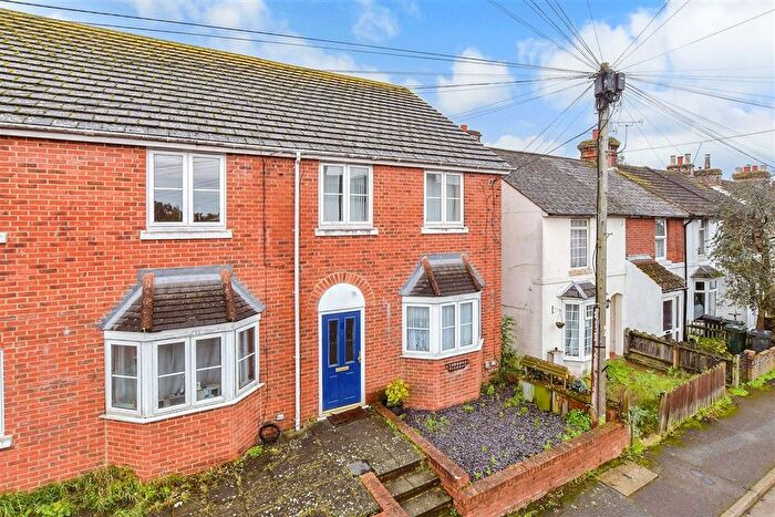 2 Bedroom Maisonette For Sale In Lawrence Court, Willesborough, Ashford, Kent, TN24