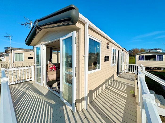 2 Bedroom Mobile/park Home For Sale In Colchester Road, St. Osyth, Clacton-On-Sea, CO16
