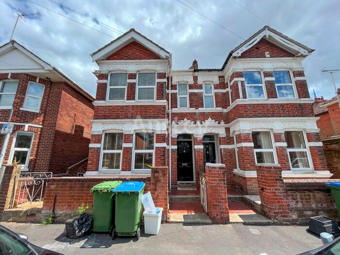 5 Bedroom Semi-Detached House To Rent In Coventry Road, Southampton, Hampshire, SO15