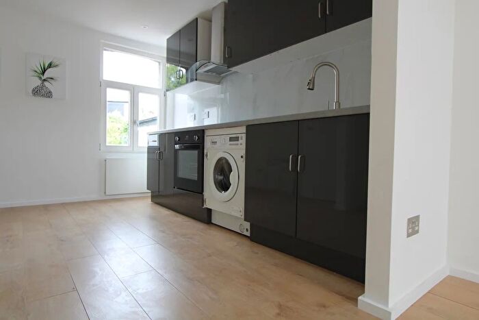 3 Bedroom Flat To Rent In Westcote Road, London, SW16