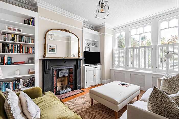 2 Bedroom Maisonette For Sale In Replingham Road, London, SW18