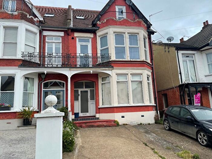 2 Bedroom Flat To Rent In Cobham Road, Westcliff-On-Sea, Essex, SS0