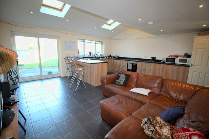 5 Bedroom Semi-Detached House To Rent In Palmer Road, Whitnash, Leamington Spa, CV31