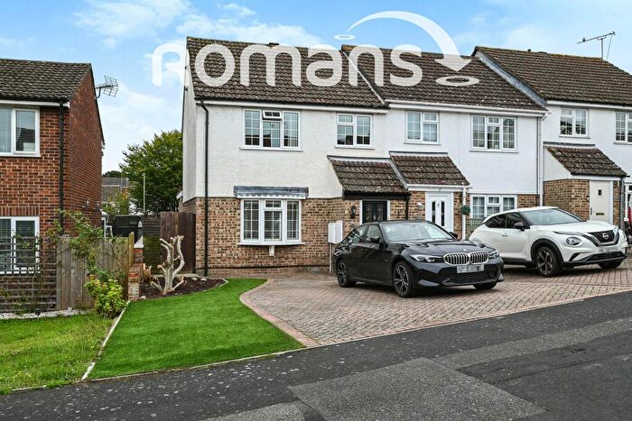 3 Bedroom Semi-Detached House To Rent In Wordsworth Avenue, GU46