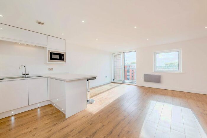 2 Bedroom Flat To Rent In Holland Gardens, Kew Bridge, Brentford, TW8