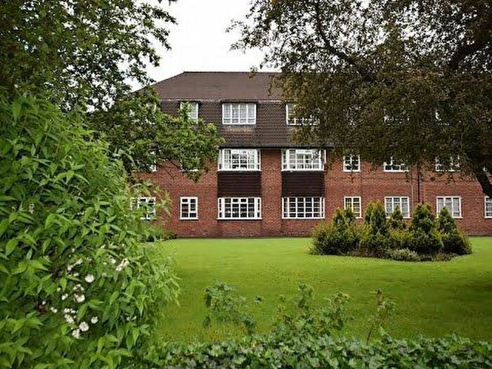 3 Bedroom Flat To Rent In Wilmslow Road, Manchester, M20