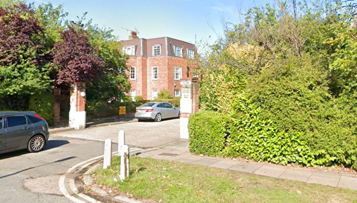 2 Bedroom Flat To Rent In Belmont Close, Cockfosters, EN4