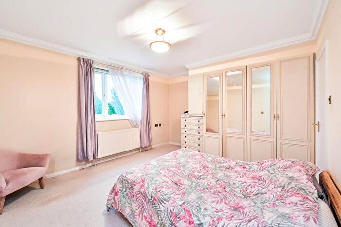3 Bedroom Flat For Sale In Hendon Lane, Church End, London, N3