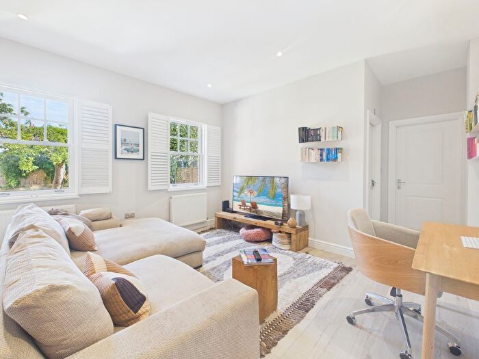 1 Bedroom Flat For Sale In Lyons Crescent, Tonbridge, TN9