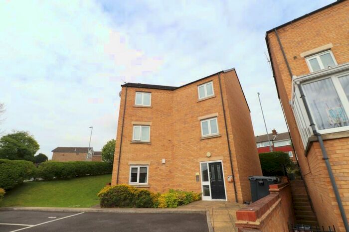 2 Bedroom Flat To Rent In Post Hill Gardens, Pudsey, West Yorkshire, Uk, LS28