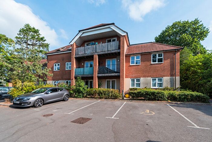 2 Bedroom Flat For Sale In Thornhill Park Road, Southampton, SO18
