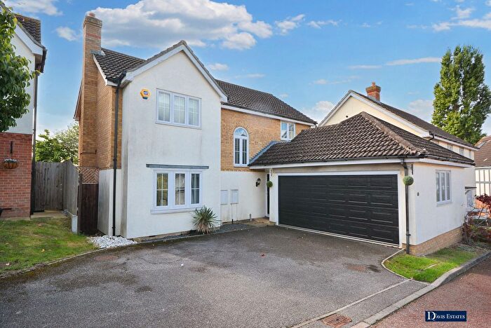 4 Bedroom Detached House For Sale In Woodcutters Close, Ardleigh Green, Hornchurch, RM11