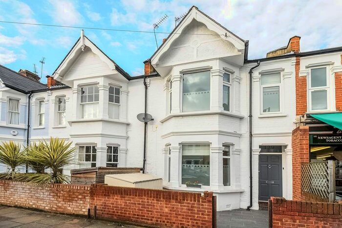 3 Bedroom Flat To Rent In Lavenham Road, Wandsworth, London, SW18