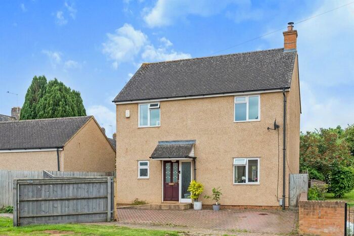 3 Bedroom Detached House For Sale In Heyford Close, Standlake, Witney, OX29