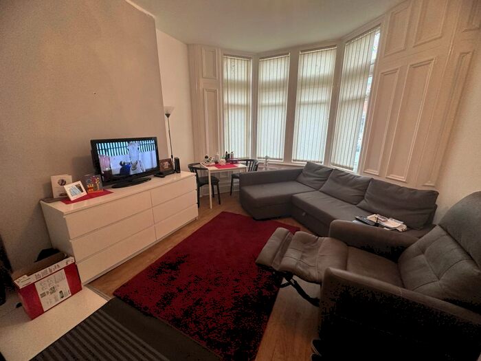 1 Bedroom Flat To Rent In , Pen-Y-Lan Road, Cardiff, South Glamorgan, CF24