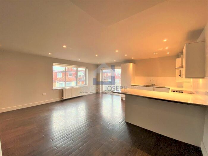 1 Bedroom Flat To Rent In Claremont Avenue, Surrey, KT3