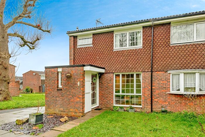 3 Bedroom End Of Terrace House For Sale In Kingsley Road, Crawley, RH11