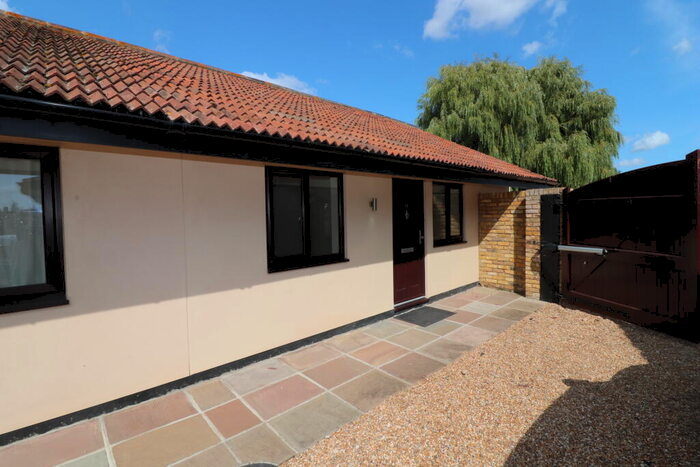 1 Bedroom Bungalow To Rent In Fen Farm Mews, Upminster, RM14