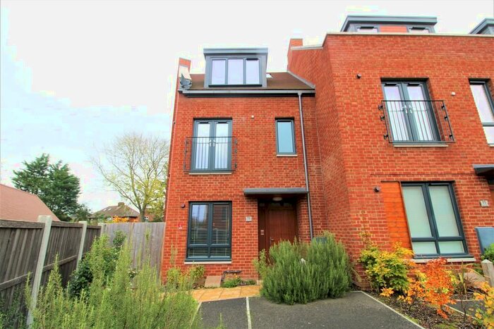 4 Bedroom End Of Terrace House To Rent In Green Close, Brookmans Park, AL9