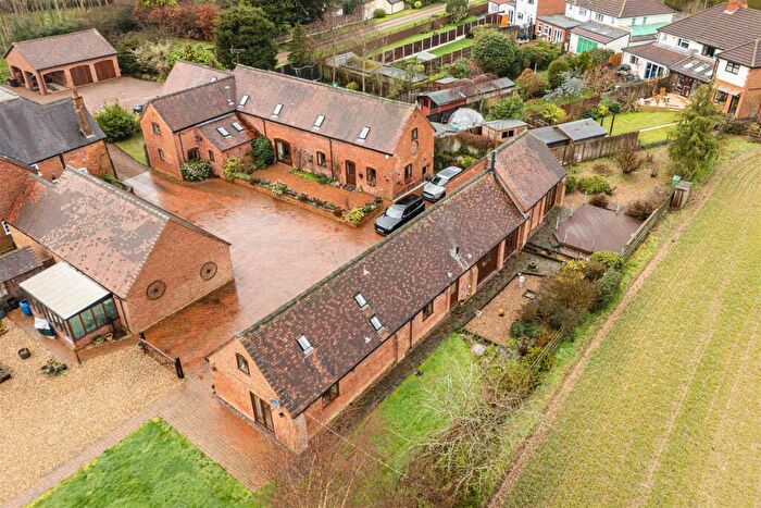 3 Bedroom Barn Conversion For Sale In Barkers Lane, Wythall, B47