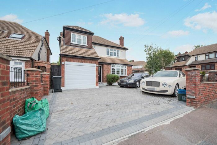 3 Bedroom Detached House To Rent In Fairview Close, Chigwell, IG7