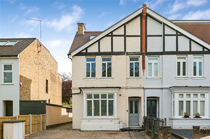 3 Bedroom Flat For Sale In Kneller Road, Twickenham, TW2