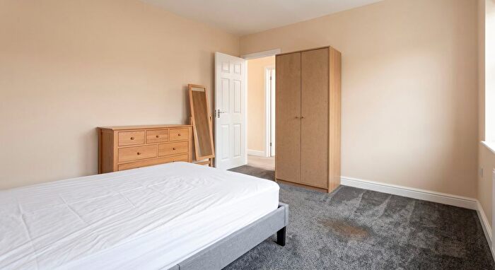 4 Bedroom Semi-Detached House To Rent In Herbert Road, Kingston Upon Thameskingston Upon Thames, KT1