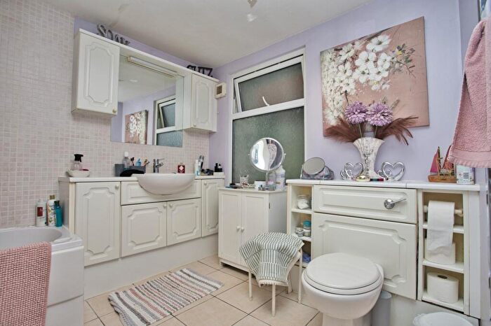 1 Bedroom Flat For Sale In Kingsnorth Gardens, Folkestone, Kent, CT20