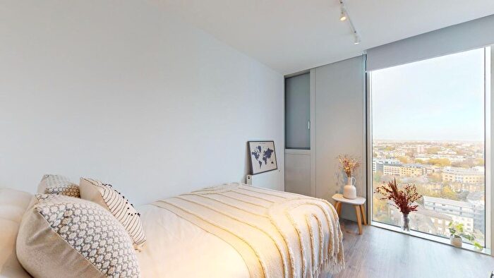 Studio To Rent In Pentonville Road, London, N1