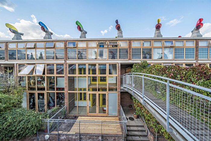 3 Bedroom Maisonette For Sale In Dunster Way, Wallington, SM6