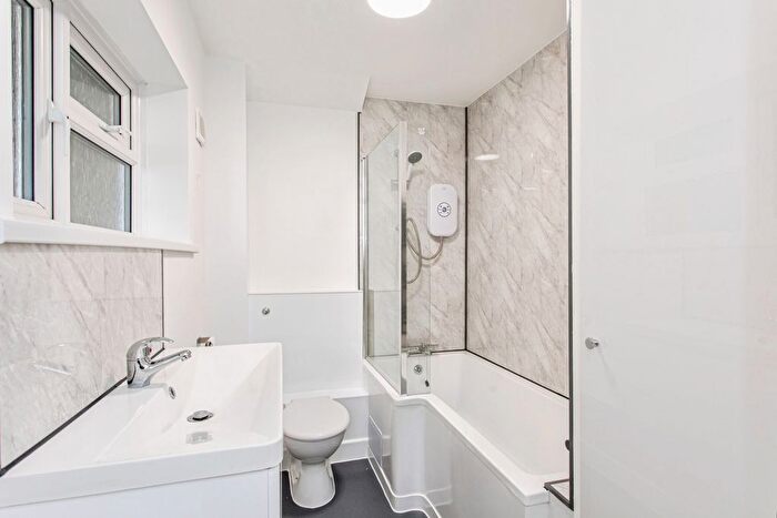 2 Bedroom Flat For Sale In West Road, Shoeburyness, Southend-On-Sea, Essex, SS3