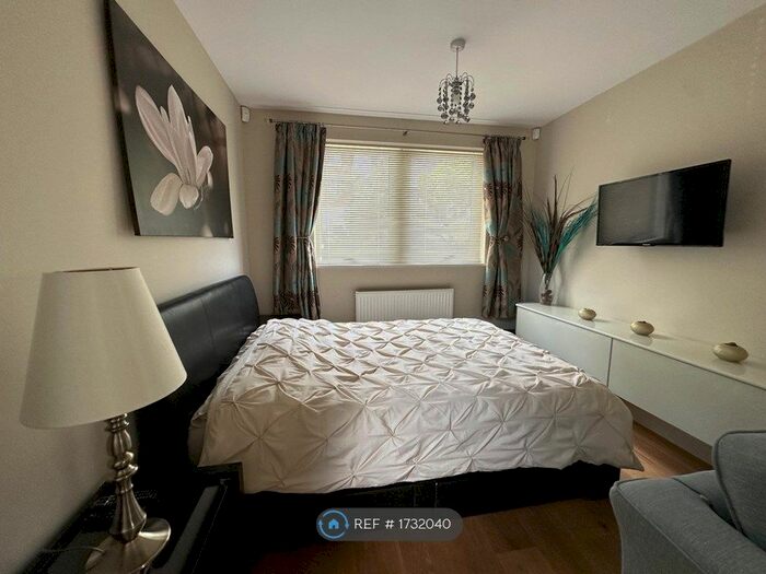 Studio To Rent In London, London, W5