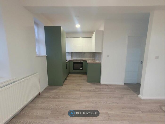 2 Bedroom Flat To Rent In High Street, Edgware, HA8
