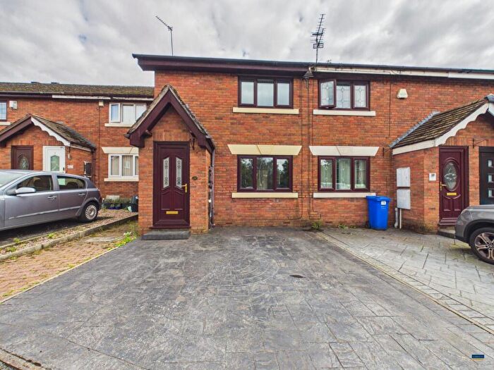 3 Bedroom Town House For Sale In Dean Brook Close, Manchester, M40