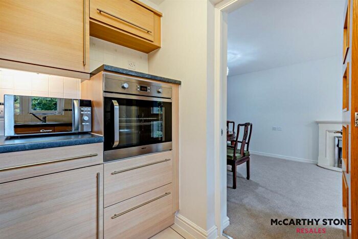 1 Bedroom Apartment For Sale In Farringford Court, Avenue Road, Lymington, Hampshire, SO41