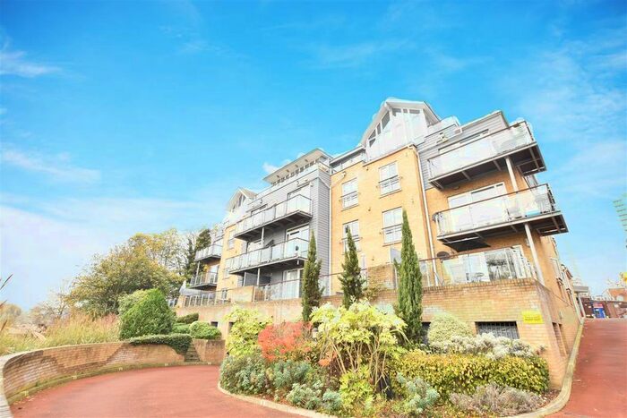 2 Bedroom Flat To Rent In High Street, Brentford, TW8
