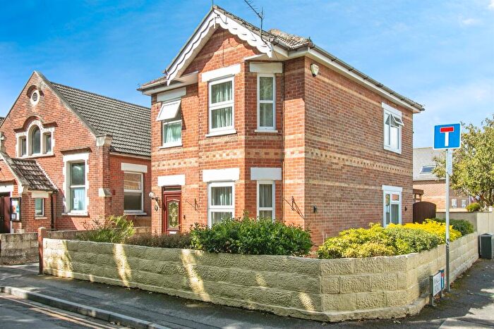 3 Bedroom Detached House For Sale In Alton Road, Bournemouth, BH10