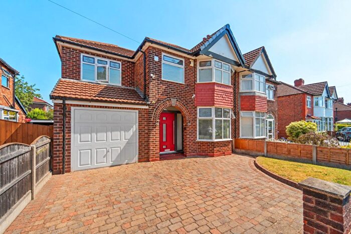 4 Bedroom Semi-detached House To Rent In Fieldvale Road, Sale, M33