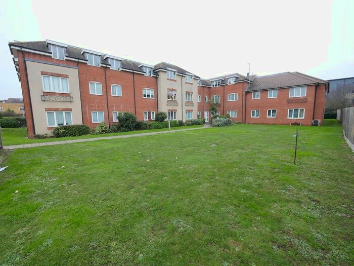 1 Bedroom Flat For Sale In Dudley Place, Stanwell, Staines-Upon-Thames, TW19