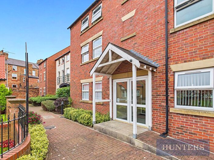 2 Bedroom Flat For Sale In St. Johns Road, Scarborough, YO12
