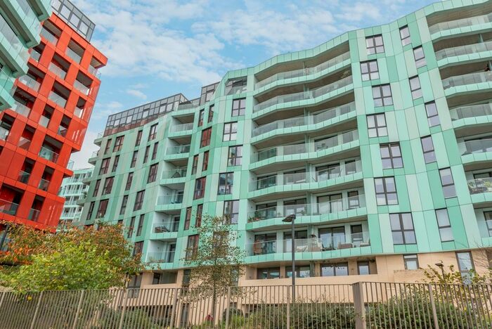 3 Bedroom Flat To Rent In Cable Walk, Greenwich, SE10